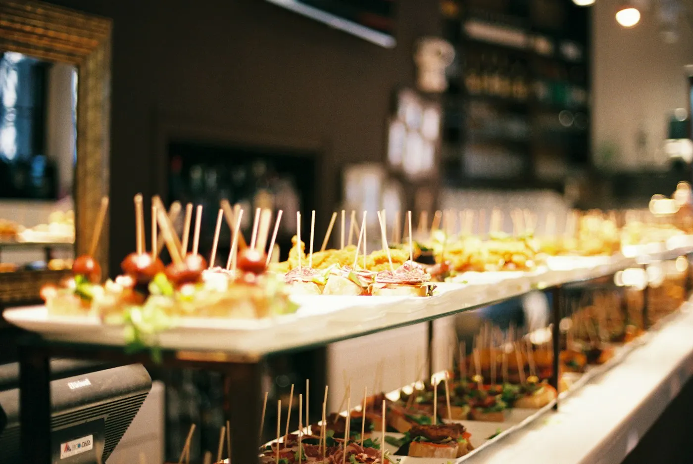 Un buffet de pièces apéritives alignées.